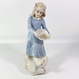 Royal Doulton Reflections Country Girl HN 3051 feeding chicken Figurine 1986